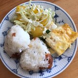 梅干し天かすおむすびとニラ卵焼きの朝ごはん